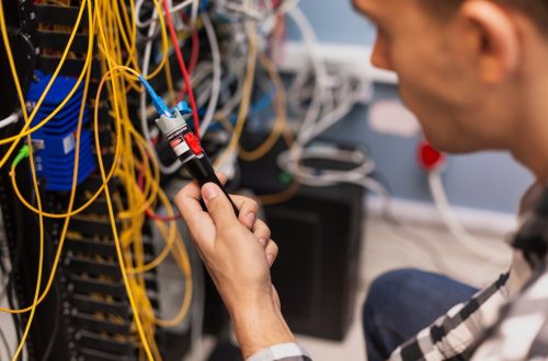 engineer-man-testing-optical-fiber (1) engineer-man-testing-optical-fiber (1)